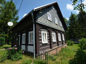 una casa antigua con techo negro y ventanas blancas en Holiday home in Star K e any with fenced garden, en Staré Křečany