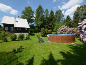um quintal com uma piscina e uma casa em Holiday home in Star K e any with fenced garden em Staré Křečany