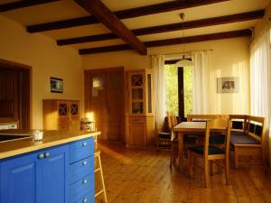 una cucina con tavolo e una sala da pranzo di holiday home in Pernink in a beautiful mountainous a Pernink