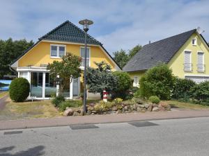 キュールングスボルンにあるLuxury apartment in Kuhlungsborn with huge terrace and gardenの黄色い家