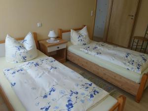 ヴィーク・アウフ・リューゲンにあるPretty Apartment in Wiek with Gardenの青い花の部屋のベッド2台