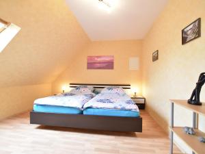 a bedroom with a bed in the corner of a room at Apartment near Castle Bothmer in Klütz
