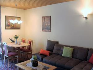 uma sala de estar com um sofá e uma mesa em Cosy Holiday Home in Dorf Gutow near the Sea em Dorf Gutow