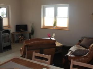 Televisyen dan/atau pusat hiburan di Gemütliches Appartement in Brusow mit Garten
