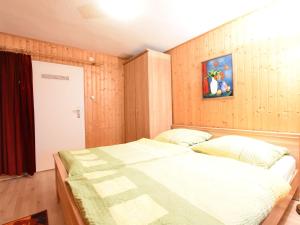キュールングスボルンにあるComfortable Apartment in K hlungsborn with Parkingの木製の壁のベッドルーム1室(ベッド1台付)