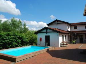 Baseinas apgyvendinimo įstaigoje Cozy Apartment in Dargun Mecklenburg with Swimming Pool arba netoliese