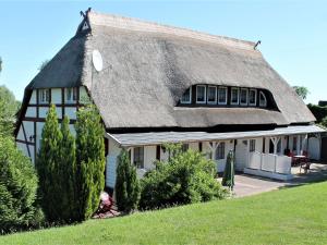 WohlenbergにあるWohnung mit Garten in Klützの茅葺き屋根の家