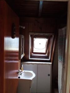 ein kleines Badezimmer mit Waschbecken und Fenster in der Unterkunft Alojha Coliumo Dichato in Coliumo + 36 Fotos