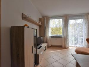 ein Wohnzimmer mit einem TV und einem großen Fenster in der Unterkunft Spacious Holiday Home in Russow with Private Terrace in Rerik