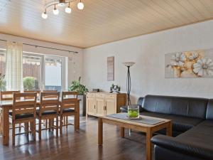 een woonkamer met een bank en een tafel bij Holiday home in Winterberg with sauna in Winterberg