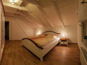 a bedroom with a bed and a wooden floor at Ruhige Ferienwohnung mit Parkplatz in Thale in Thale