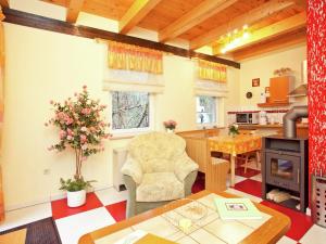 eine Küche und ein Wohnzimmer mit einem Tisch und Stühlen in der Unterkunft Holiday home with terrace in Schmogrow Fehrow in Schmogrow