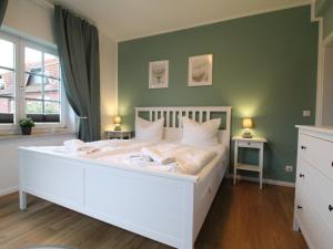 - un grand lit blanc dans une chambre aux murs verts dans l'établissement Charming Holiday Home in Robertsdorf on Baltic Coast, à Robertsdorf