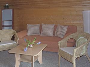 un salon avec un canapé, deux chaises et une table dans l'établissement Komfort & Natur in Dankerodeim Holzhaus Andi, à Dankerode