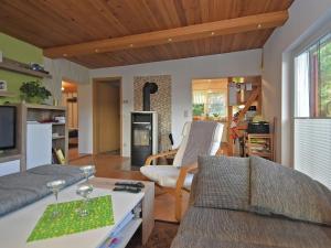 ein Wohnzimmer mit einem Sofa und einem Tisch in der Unterkunft Cozy Holiday Home in G ntersberge with Garden in Güntersberge