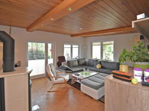 ein Wohnzimmer mit einem Sofa und einem Tisch in der Unterkunft Cozy Holiday Home in G ntersberge with Garden in Güntersberge