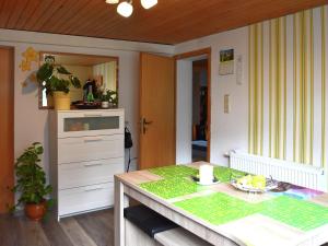 eine Küche mit einem Tisch und einer Arbeitsplatte in der Unterkunft Cozy Holiday Home in G ntersberge with Garden in Güntersberge