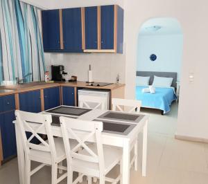 A kitchen or kitchenette at White & Blue