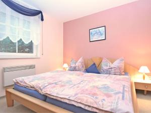 バート・エルスターにあるModish Apartment in Sohl with Terraceのピンクの壁のベッドルーム1室(窓付)