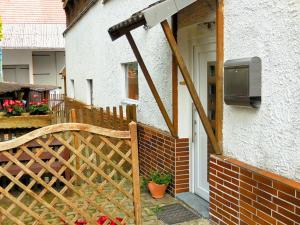 una barandilla de madera en el lateral de una casa en Small apartment in Hesse with terrace and garden, en Frielendorf