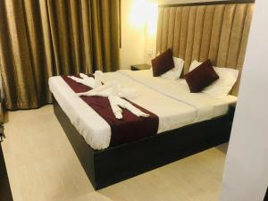 a hotel room with two white towels on a bed at The Divine Oak in Katra