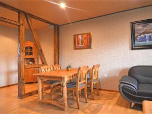 ein Esszimmer mit einem Holztisch und Stühlen in der Unterkunft Pleasant Apartment in Kierspe with Private Terrace in Kierspe