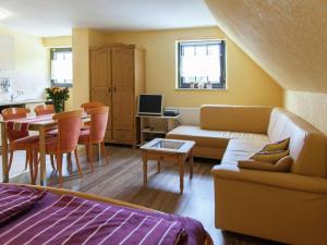 MerschbachにあるBeautiful Apartment in Merschbach with Gardenのリビングルーム(ソファ、テーブル付)