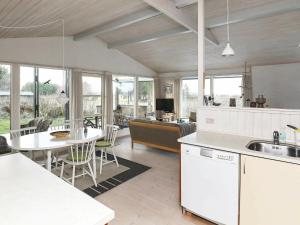 een keuken en een woonkamer met een tafel en stoelen bij Holiday home Hirtshals III in Hirtshals
