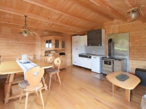 eine Küche und ein Esszimmer mit einem Tisch und Stühlen in der Unterkunft Holiday home with panoramic view and every convenience spa in Waldkirchen