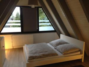 เตียงในห้องที่ Detached, nice bungalow on Katzenbuckel mountain