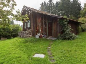 una pequeña casa en un campo al lado de un patio en Idyllic holiday home with terrace en Hohenpeißenberg