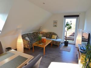 - un salon avec un canapé et une table dans l'établissement Apartment in the middle of Franconian Switzerland, à Kunreuth