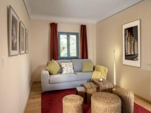 ein Wohnzimmer mit einem Sofa und einem Tisch in der Unterkunft Holiday home with terrace in Eisenach