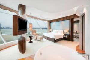 1 dormitorio en un yate con 1 cama y TV en Crowne Plaza Suzhou, an IHG Hotel en Suzhou