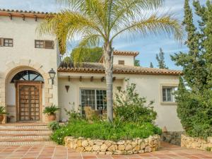 palma przed domem w obiekcie Villa in L'Albir with Pool and Near Golf w mieście Foyes Blanques
