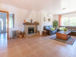 サン・ペレ・ペシュカドールにあるRelaxing Villa Steps from Beachのソファと暖炉のあるリビングルーム