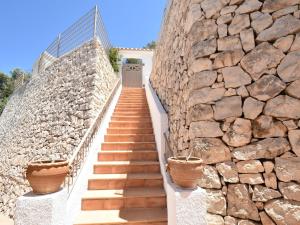 ベニタチェルにあるBelvilla by OYO Casa Almaの石壁(階段、鍋付)