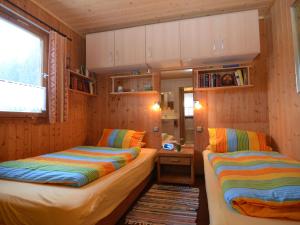 ミュンヒベルクにあるBeautiful holiday home with terraceのベッド2台 木製の壁の部屋