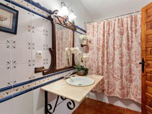 ein Badezimmer mit Waschbecken und Spiegel in der Unterkunft Belvilla by OYO Casona la Huertita in Membrío + 28 Fotos