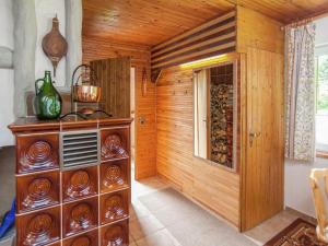 um quarto com uma parede de madeira com um monte de garrafas de vinho em Holiday home near the ski area em Kurort Steinbach-Hallenberg