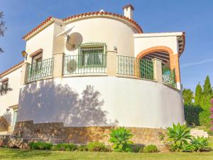 デニアにあるEnchanting villa in Denia Spain with private pool 2 km from the beachのバルコニー付きの広い白い家