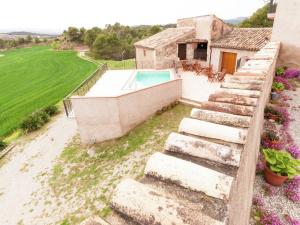 - Vistas al exterior de una casa con piscina en Comfy Cottage in Maians with Swimming Pool, en Castellfullit del Boix