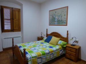 1 dormitorio con 1 cama y una foto en la pared en Agritourism in an agriculture and livestock enterprise, en Guardiola