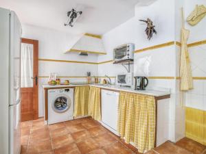 kuchnia z pralką i pralką w obiekcie Villa in Carcabuey near Sierras Subbeticas Park w mieście Carcabuey +32 zdjęcia