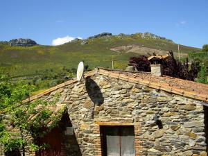La BorregaにあるRustic Farmhouse in Valencia de Alc ntara with BBQの石造りの建物