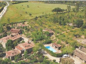 uma vista aérea de uma casa com piscina em Rustic Farmhouse in Valencia de Alc ntara with BBQ em La Borrega