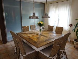 jadalnia z drewnianym stołem i krzesłami w obiekcie Stylish Alfàs del Pi Stay w mieście Albir