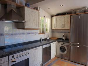 kuchnia z lodówką ze stali nierdzewnej i zmywarką do naczyń w obiekcie Stylish Alfàs del Pi Stay w mieście Albir