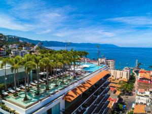 vistas a una ciudad con palmeras y al océano en PIER 57 - 710 Fabulous & Luxurious 2 BR Penthouse, en Puerto Vallarta