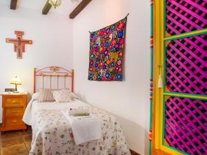 ZagrillaにあるVibrant Holiday Home in Priego de C rdoba with Private Poolのベッドルーム1室(ベッド1台付)